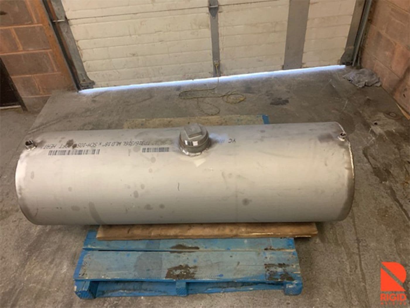 Horizontal stainless pressure vessel on a pallet